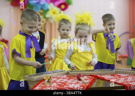 Bielorussia, la città di Gomel il 2 marzo 2018. Asilo per bambini. Vacanze per bambini. I bambini giocano allo xilofono, in Europa Foto Stock