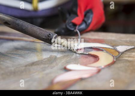 Il vetro macchiato maker lavora con colorati souvenir Foto Stock