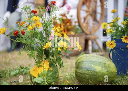 Natura morta della vendemmia autunnale con zucche e un bouquet di calendule Foto Stock