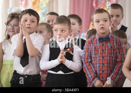 Bielorussia, Gomel, 6 marzo 2018. L'asilo è il quinto. Matinee per le vacanze dei bambini.bambini in età prescolare in vacanza, Europa Foto Stock