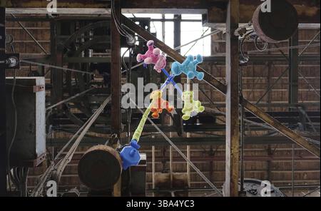 Ancora la vita del bambino vintage mobile con movimento colorati animali. contro background industriale in Amsterdam Paesi Bassi Foto Stock