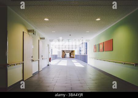 Ottobre 2018. Germania Helios Klinikum Krefeld. Interno all'interno dell'ospedale. Spaziosi corridoi deserti della stazione, il pavimento del nuovo ospedale, Tedesco Europea Foto Stock
