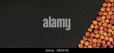 Gruppo di albicocche disposte diagonalmente - vista dall'alto, ampio banner con spazio per il testo lato sinistro, Liptovsky Hradok, Slovacchia, Europa Foto Stock