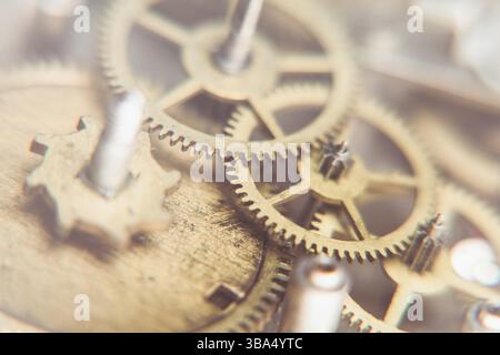 Orologi meccanici meccanismo molto vicino, sfocare lo sfondo per la progettazione Foto Stock