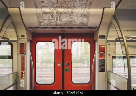 All'interno del Wagon Train Germany, Dusseldorf, 28 ottobre 2018. Interno del treno vuoto. vista interna del corridoio interno dei treni passeggeri con tessuto blu Foto Stock