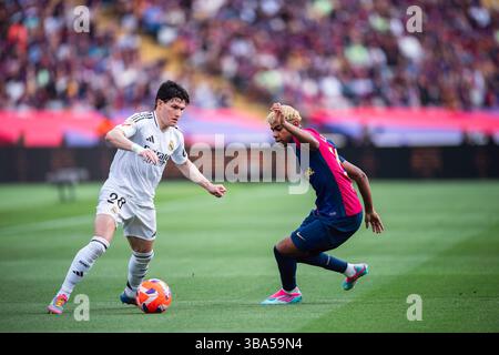 Barcellona, Spagna. 11 maggio 2025. Lamine Yamal (R) del FC Barcelona si confronta con Fran Garcia del Real Madrid durante la partita di calcio della LaLiga tra FC Barcelona e Real Madrid allo Stadio Olimpico di Lluis Companys, Barcellona, Spagna, l'11 maggio 2025. Crediti: Joan Gosa/Xinhua/Alamy Live News Foto Stock