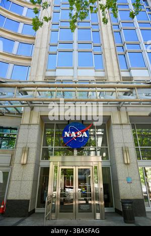 Washington, D.C., USA - 10 maggio 2025: L'ingresso al quartier generale della NASA nel centro di Washington mostra un grande logo della NASA sopra il suo ingresso. Foto Stock