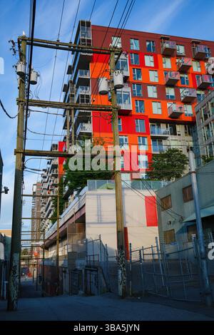 Lo Strathcona Village condominio lungo un vicolo a East Vancouver, British Columbia. Foto Stock