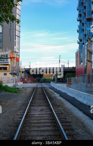 I binari della CN Railway corrono verso Strathcona attraverso East Vancouver. Foto Stock
