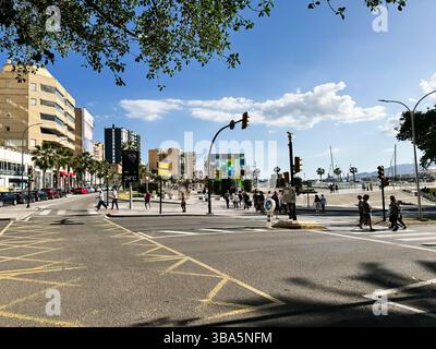 Malaga, Spagna - 2 maggio 2025: Scena urbana a Malaga, Spagna, caratterizzata da pedoni, edifici e un'atmosfera soleggiata. Foto Stock