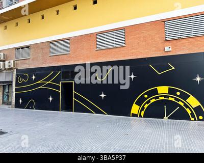 Malaga, Spagna - 2 maggio 2025: Moderno muro nero del casinò con orologio giallo e stelle a Malaga, Spagna Foto Stock