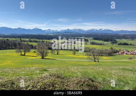 Escursionista goditi il tempo sul monte Auerberg a Stötten a. A. Bavaria, Allgäu, Germania, 19 aprile 2025. Fotografo: Peter Schatz Foto Stock