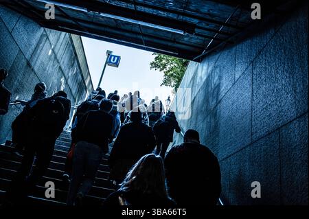 Großer Andrang von Messebesuchern im U-Bahnhof Messestadt West, Eröffnung der bauma 2025 am Montagmorgen, weltweit größte Baumaschinenmesse, Messe München, 7. Aprile 2025 Deutschland, München, mai 2025, Fahrgäste verlassen den U-Bahnhof Königsplatz, Gegenlicht, Symbolfoto ÖPNV, Öffentlicher Nahverkehr, Öffentliche Verkehrsmittel, U-Bahn, Mobilität, Bayern *** grandi folle di visitatori della fiera presso la stazione della metropolitana di Messestadt West, inaugurazione di bauma 2025 lunedì mattina, la più grande fiera mondiale dei macchinari per l'edilizia, Messe München, 7 aprile 2025 Germania, Monaco di Baviera, maggio 2025, passeggeri in partenza Foto Stock