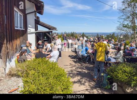 Escursionista goditi il tempo sul monte Auerberg a Stoetten a. A. Bavaria, Allgaeu, Germania, 19 aprile 2025. Fotografo: ddp Images/STAR-Images credito: ddp media GmbH/Alamy Live News Foto Stock