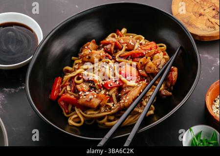 wok con pollo in salsa agrodolce e verdure Foto Stock