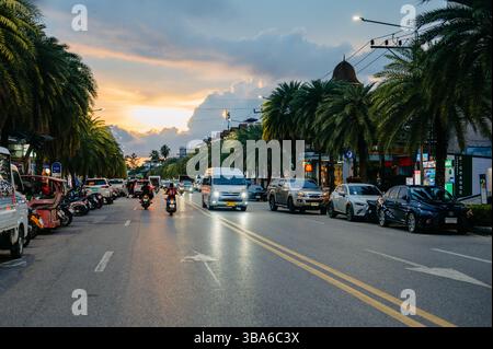 Traffico serale intenso nella città di Ao Nang, Krabi, Thailandia Foto Stock