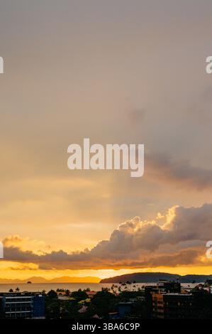 Tramonto dorato sullo skyline di Ao Nang e sul Mare delle Andamane, Krabi Foto Stock
