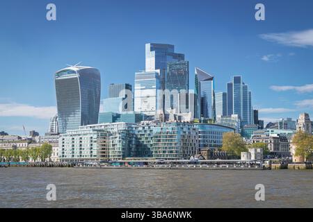 Londra, Inghilterra - 19 aprile 2025: Grattacieli della città di Londra visti dalla Queen's Walk. Centro finanziario. Foto Stock