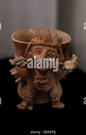Oggetto maya grave, una statuetta come dio attaccata a una tazza Foto Stock
