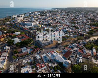 Vista aerea della vecchia città coloniale, delle mura e dei forti di Campeche, Messico Foto Stock