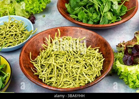 Cibo dietetico, spinaci crudi e pasta verde. Primo piano. Foto Stock
