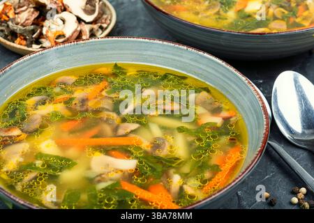 Zuppa di verdure dietetiche a base di spinaci freschi e funghi selvatici. Foto Stock