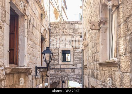 Città di Korcula nell'isola di Korcula nel mare Adriatico in Croazia, Europa. Vicolo stretto e vecchio in pietra con dettagli architettonici come una piccola finestra e una stree Foto Stock