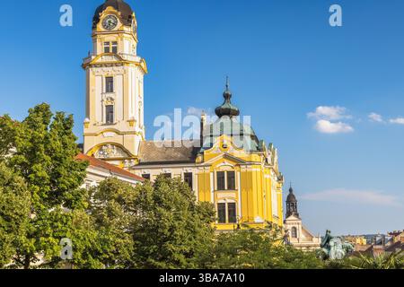 Piazza Szechenyi nella città di Pecs in Ungheria, Europa. Storico municipio con una torre dell'orologio e intricati dettagli architettonici sotto un cielo limpido, se Foto Stock