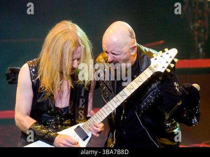 KK Downing e Rob Halford dei Judas Priest si esibiscono dal vivo al "Priest Feast" tenutosi alla Sheffield Arena - 13 febbraio 2009 Foto Stock