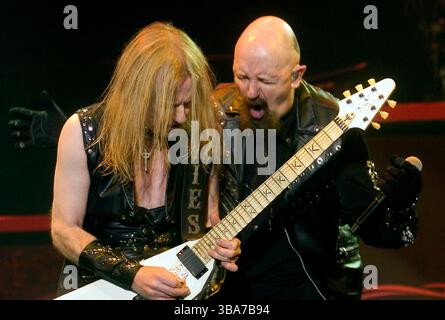 KK Downing e Rob Halford dei Judas Priest si esibiscono dal vivo al "Priest Feast" tenutosi alla Sheffield Arena - 13 febbraio 2009 Foto Stock