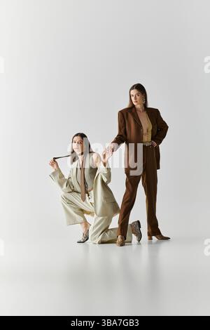 Le sorelle gemelle mettono in mostra i loro stili unici e il loro legame in uno spazio creativo. Foto Stock