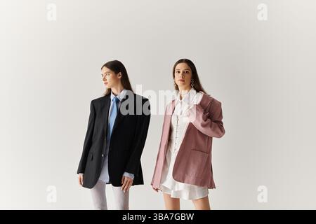 Due splendide gemelle sfoggiano il loro stile unico e si uniscono in un ambiente elegante. Foto Stock