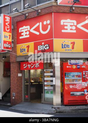 TOKYO, GIAPPONE - 15 ottobre 2024: Chiosco per biglietti della lotteria con distributore automatico di bevande nell'area di Otsuka a Tokyo. Foto Stock