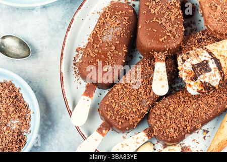 Deliziose gelaterie glassate con noci. Primo piano. Foto Stock