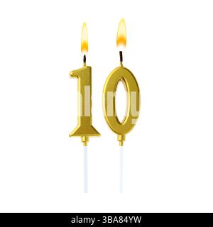 Bruciare candele dorate che compongono il numero 10 su sfondo bianco. Decorazioni festive per il compleanno o altre date speciali Foto Stock