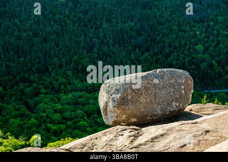Balanced Rock poggia sulla Granite Cliff in Acadia con la valle sottostante Foto Stock