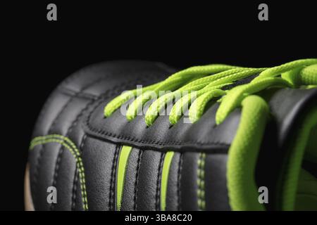 Frammento di un primo piano di sneaker nere parte di una scarpa sportiva in pelle Foto Stock