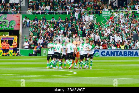 Gareggiare i giocatori del Santander in un huddle prima dell'inizio di una partita in casa contro l'Oviedo 2024/2025 stagione 11 maggio 2025 Santander Cantabria Spagna Foto Stock