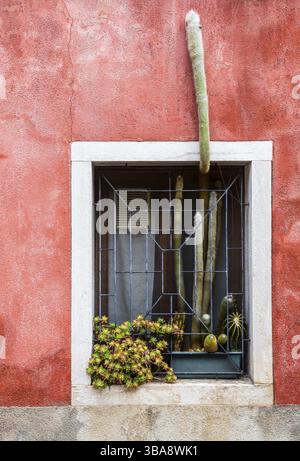 La pittoresca isola di Murano nella laguna veneta è intrecciata con canali e strette stradine tra case storiche e palazzi con belle ville Foto Stock