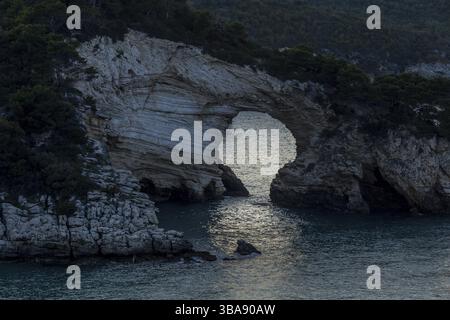 Vista al tramonto sull'arco della baia di San felice. Gargano, Vieste, Puglia, Foggia, Italia, Europa Foto Stock