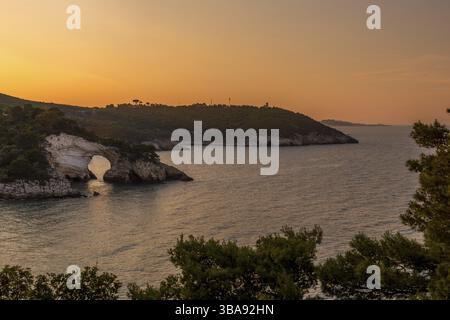 Vista al tramonto sull'arco della baia di San felice. Gargano, Vieste, Puglia, Foggia, Italia, Europa Foto Stock