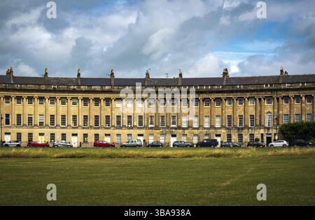 Terrazza curva delle case di città georgiane nel Circus, Bath, Inghilterra, Regno Unito, Europa Foto Stock