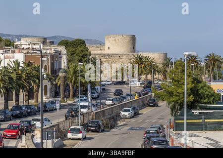 Manfredonia, città portuale mediterranea della Puglia. La Penisola del Gargano, parte del suo territorio, è il Parco Nazionale del Gargano Foto Stock
