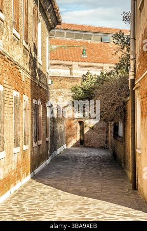La pittoresca isola di Murano nella laguna veneta è intrecciata con canali e strette stradine tra case storiche e palazzi con belle ville Foto Stock