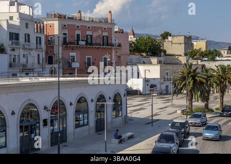 Manfredonia, città portuale mediterranea della Puglia. La Penisola del Gargano, parte del suo territorio, è il Parco Nazionale del Gargano Foto Stock