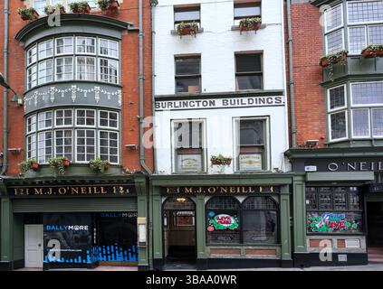 Dublino, Irlanda, vecchio edificio commerciale con pub Foto Stock