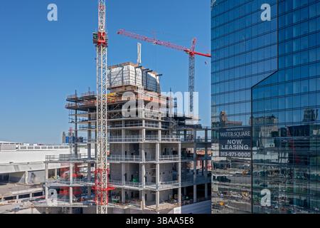 Detroit, Michigan - costruzione dell'hotel JW Marriott Detroit Water Square a 25 piani. L'edificio si trova tra il centro congressi Huntington Place Foto Stock