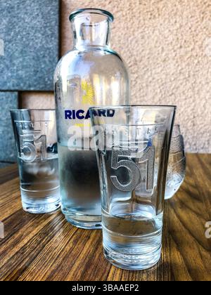 Bottiglia d'acqua con marchio Ricard con bicchieri Pastis 51 - Francia. Foto Stock
