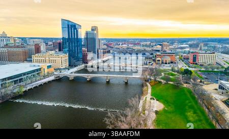 Grand Rapids, Michigan, Stati Uniti - 04-23-2025: Foto di Grand Rapids Michigan con grattacieli moderni e ponti multipli che attraversano il fiume attraverso la discesa Foto Stock