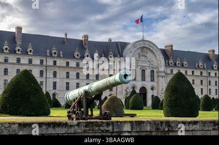 Cannon di fronte alla Casa degli Invalidi a Prais Foto Stock